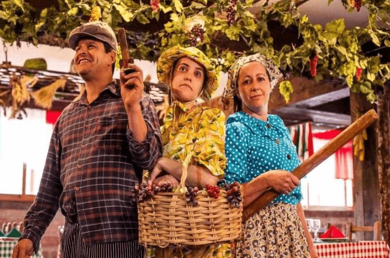 Noche Italiana: cena, show y transporte - Imagen 1