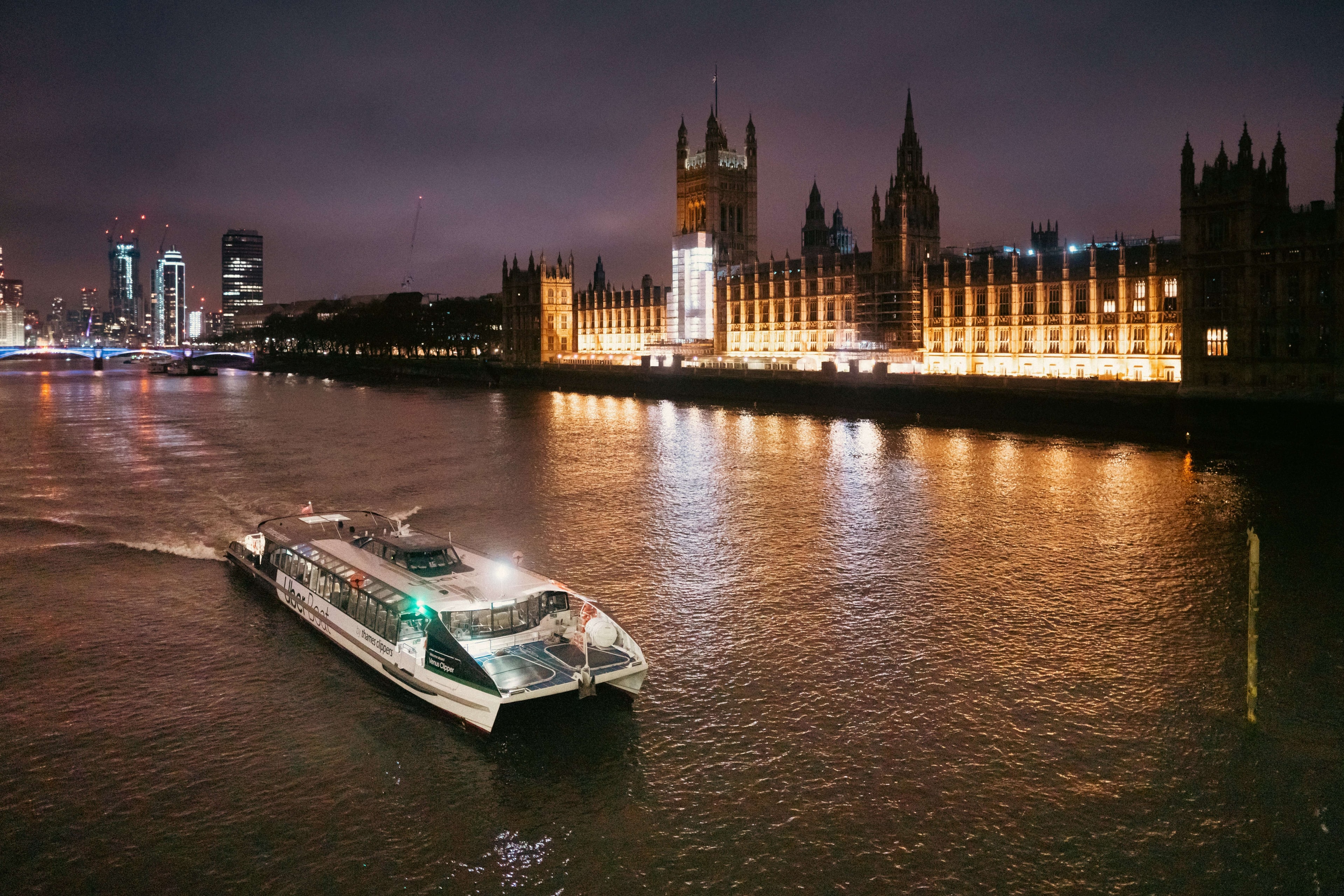 Londres de noche: barco por el río iluminado - Imagen 1