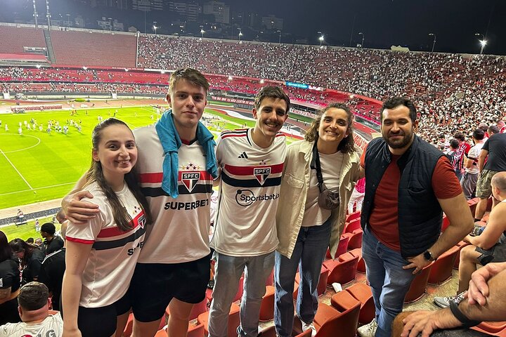 Partido de fútbol con locales en São Paulo - Imagen 1