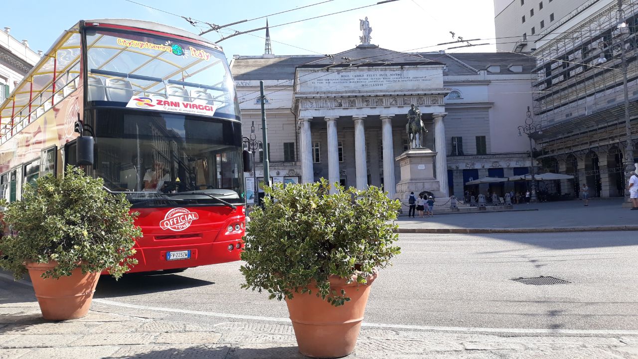 Génova en bus descapotable con guía en vivo - Imagen 1