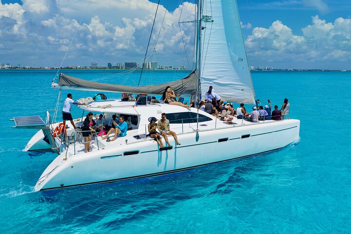 Catamaran to Isla Mujeres with Open Bar - Imagen 1
