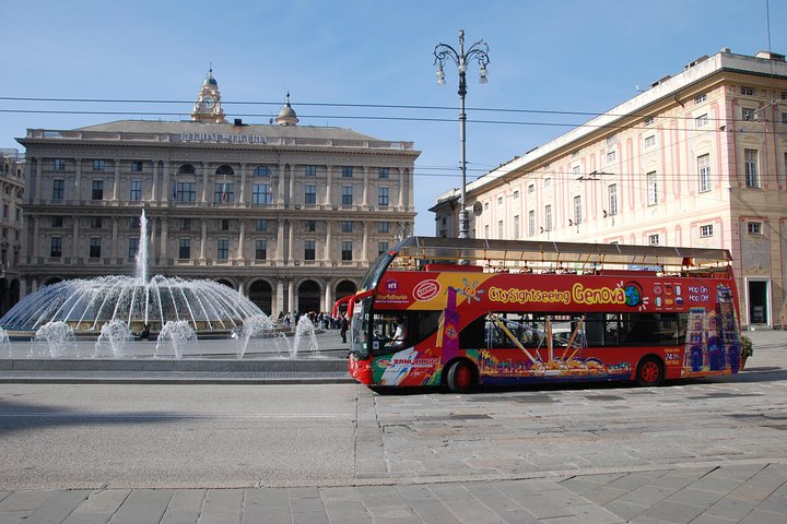 Bus turístico por la ciudad de Génova - Imagen 1
