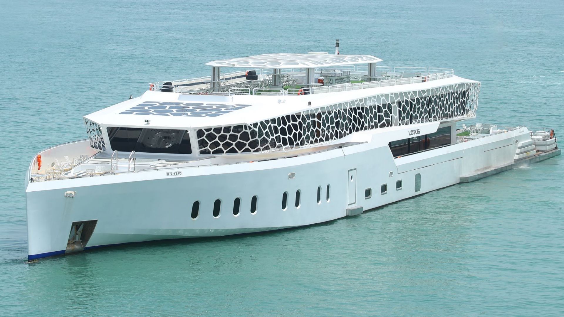 Jantar a bordo do megaiate Lotus - Imagen 1