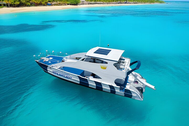 Catamarán fiesta con snorkel y barra libre - Imagen 1
