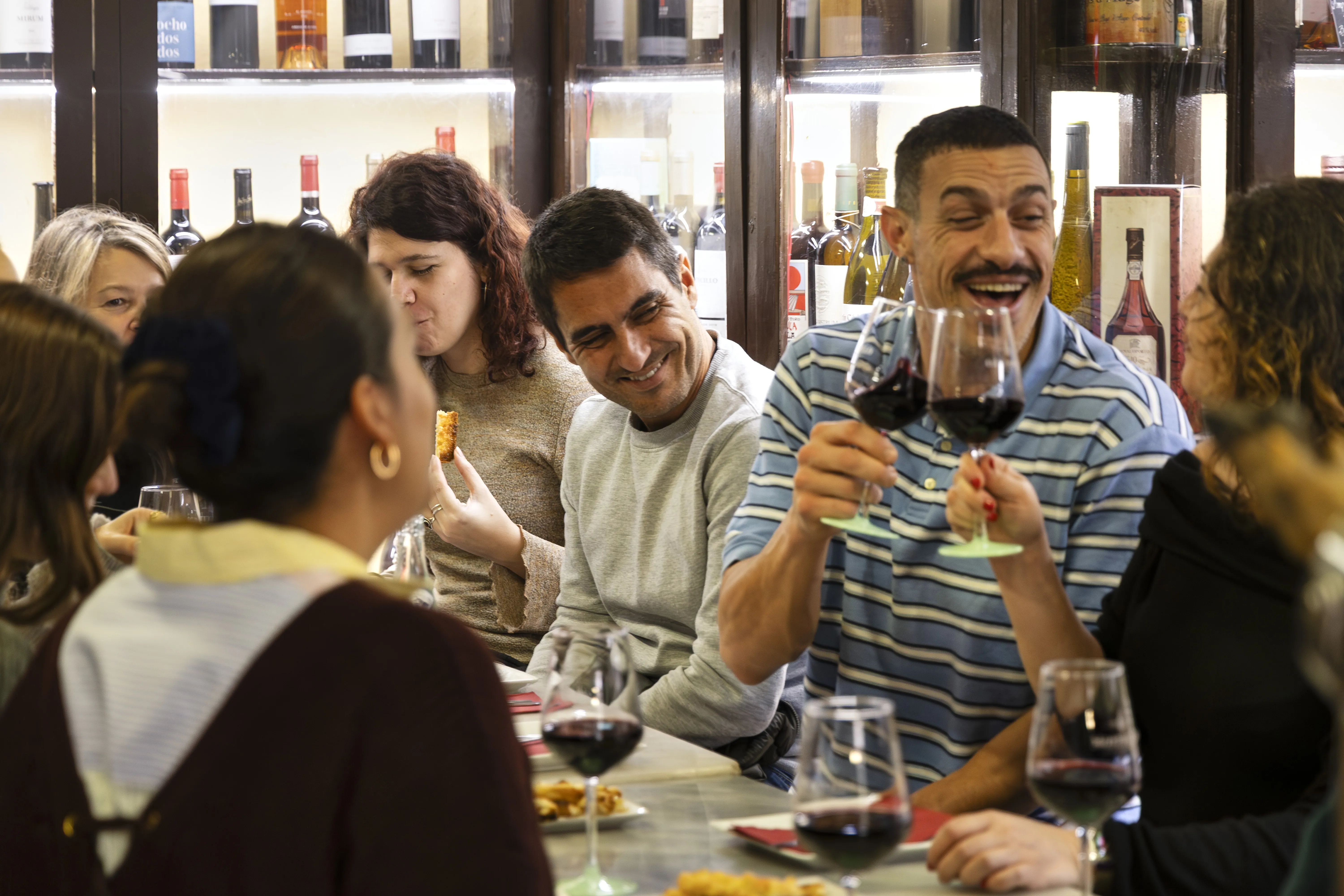Tapas and Wine Tour in the Historic Centre - Imagen 1