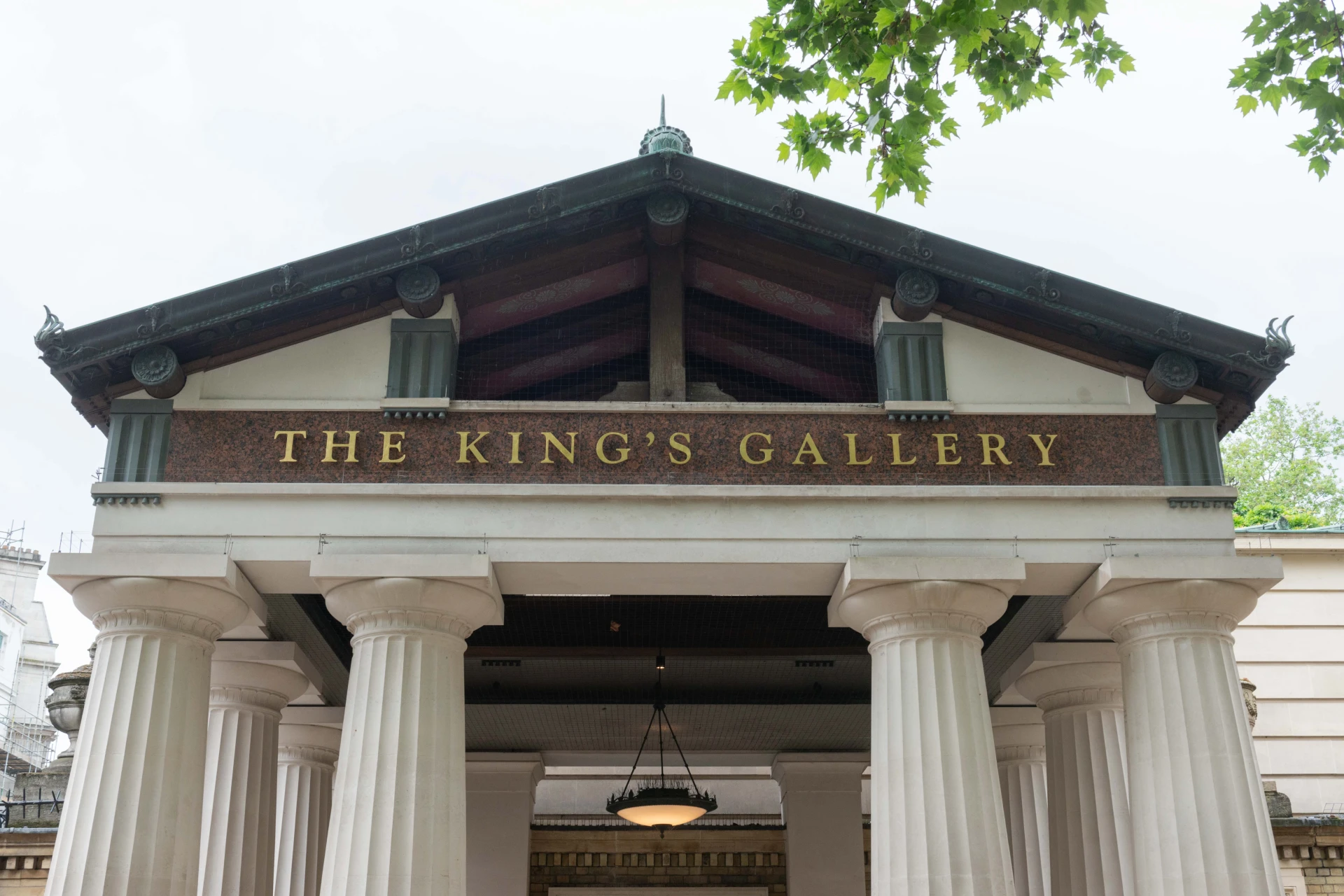 King's Gallery with Royal Walking Tour - Imagen 1
