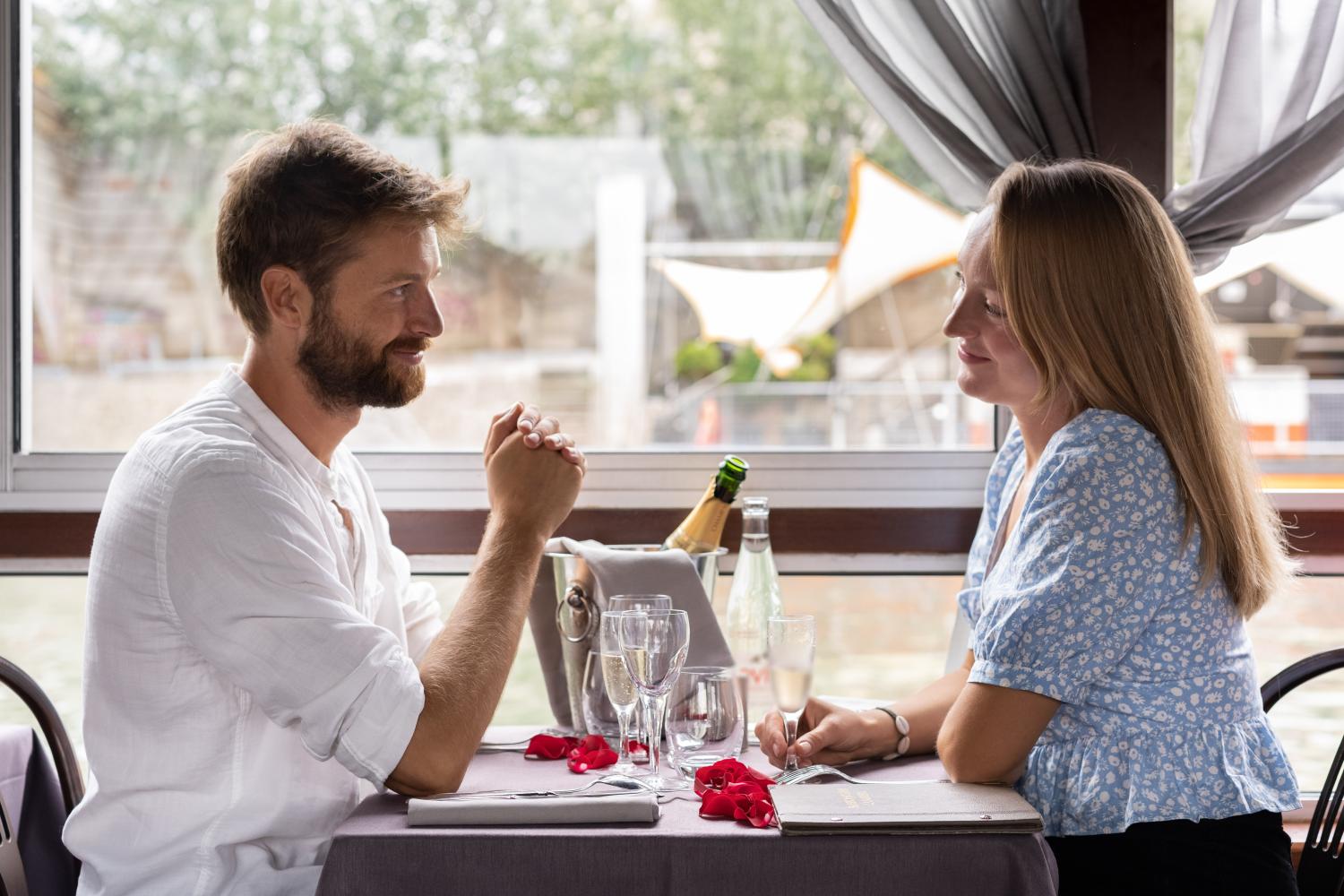 Festive Seine Dinner Cruise with Live Music - Imagen 1