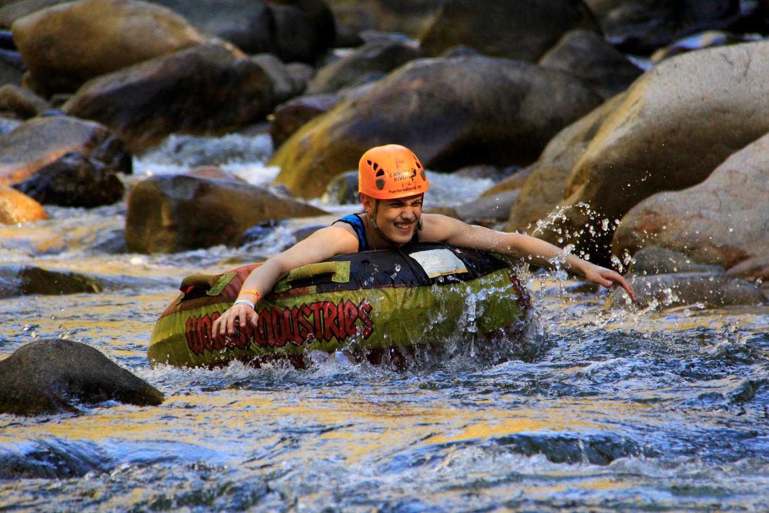 Expedición fluvial con tirolinas y rafting - Imagen 1
