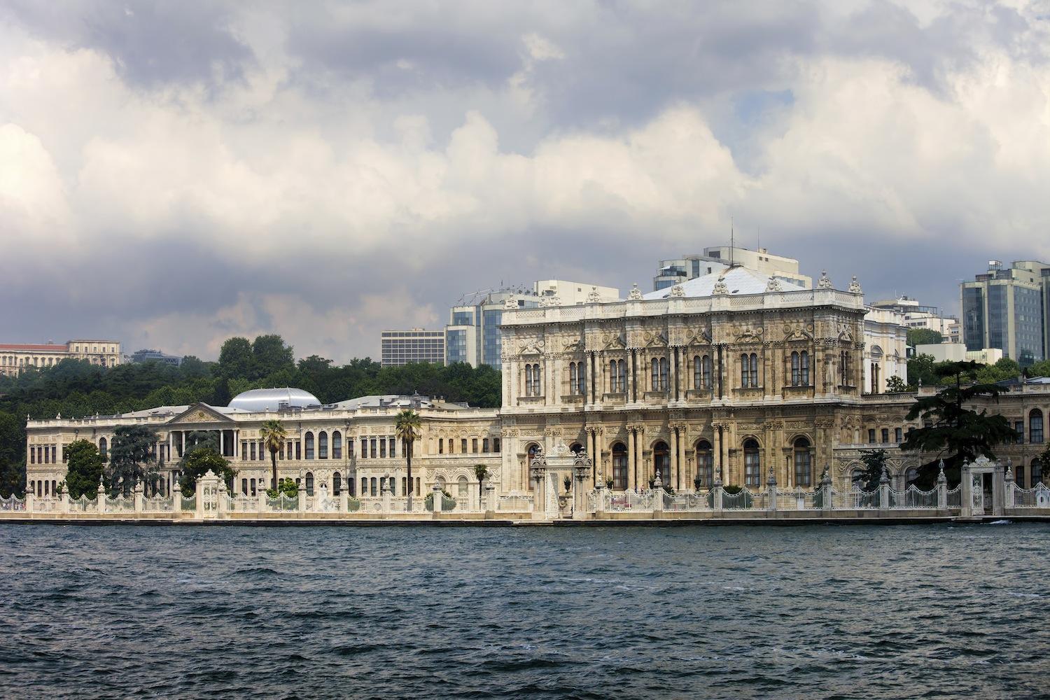 Dolmabahce Palace and Two Continents - Imagen 1