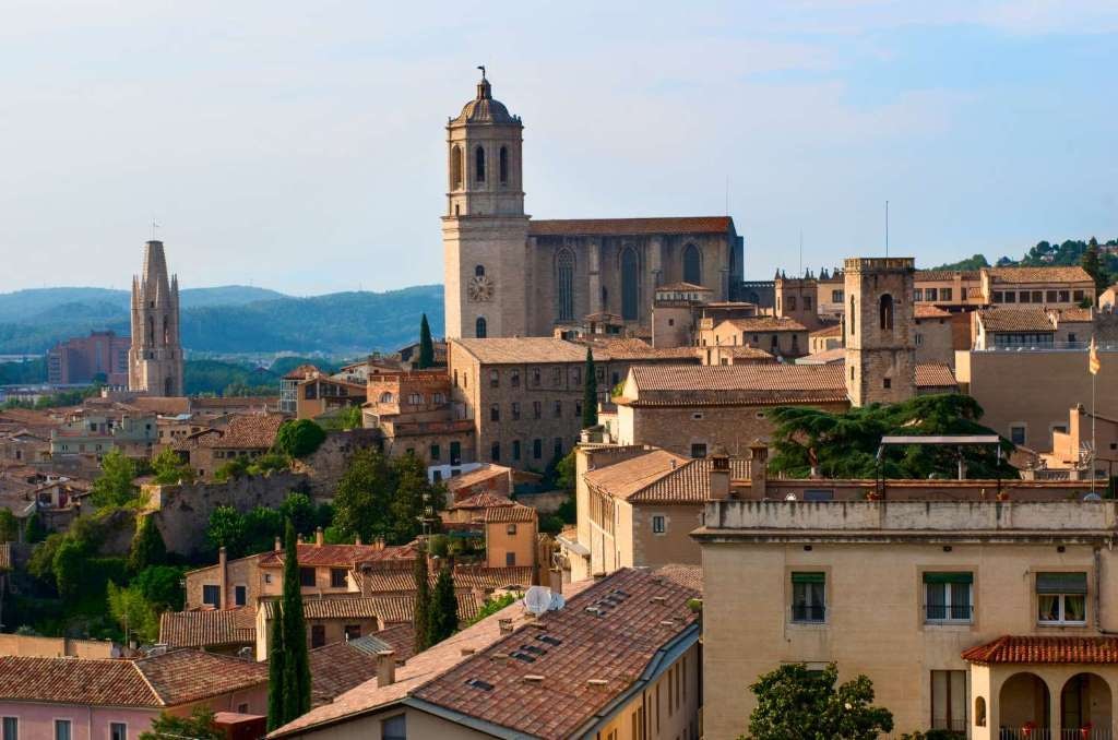 Ciudad medieval de Girona desde Barcelona - Imagen 1