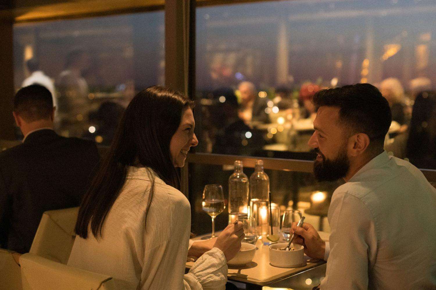 Cena en la Torre Eiffel con acceso reservado - Imagen 1