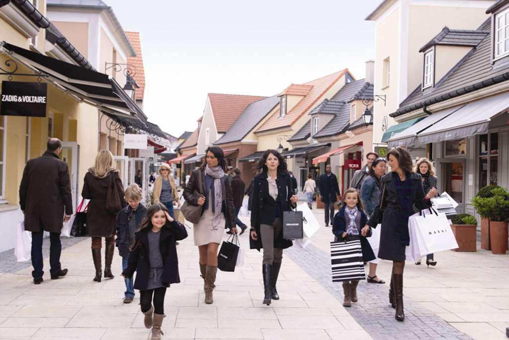 Shopping at La Vallée Village Outlet - Imagen 1